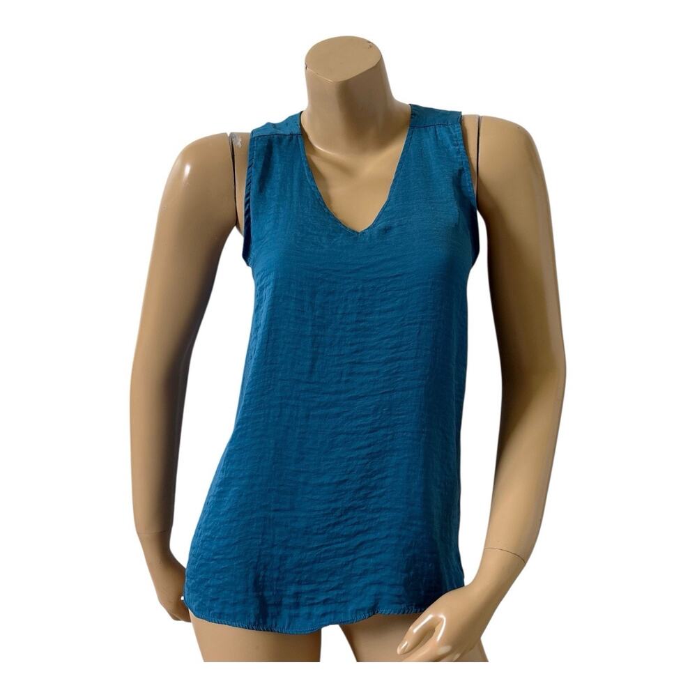 Cupcakes and Cashmere Tank Top Womens XS Blue Textured Sleeveless V Neck Blouse